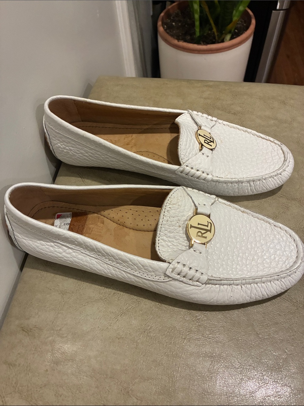 Ralph Lauren White Pebbled Leather RL Medallion Loafers - Picture 2 of 7